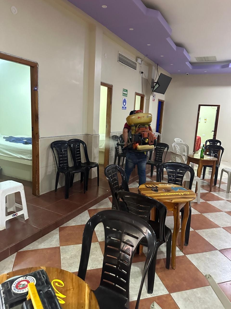 Termonebulización en el salón de un restaurante, entre mesas y sillas