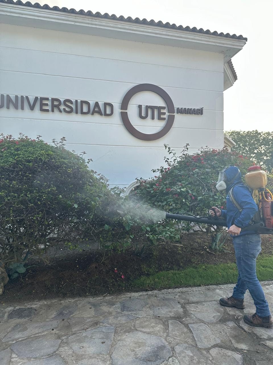 Técnico de Fumipest fumigando las áreas verdes de la Universidad UTE